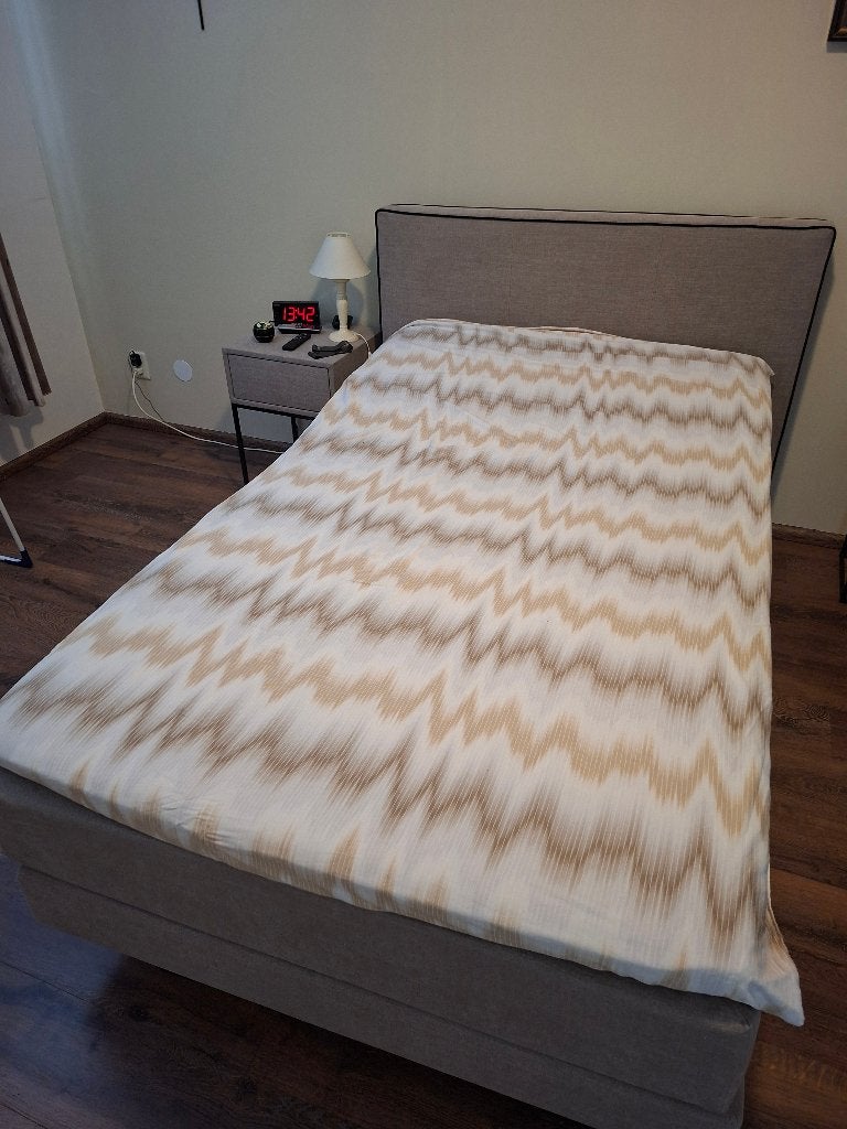 Boxspring met bijpassend nachtkastje, Ophalen, Bruin, Zo goed als nieuw, Twijfelaar