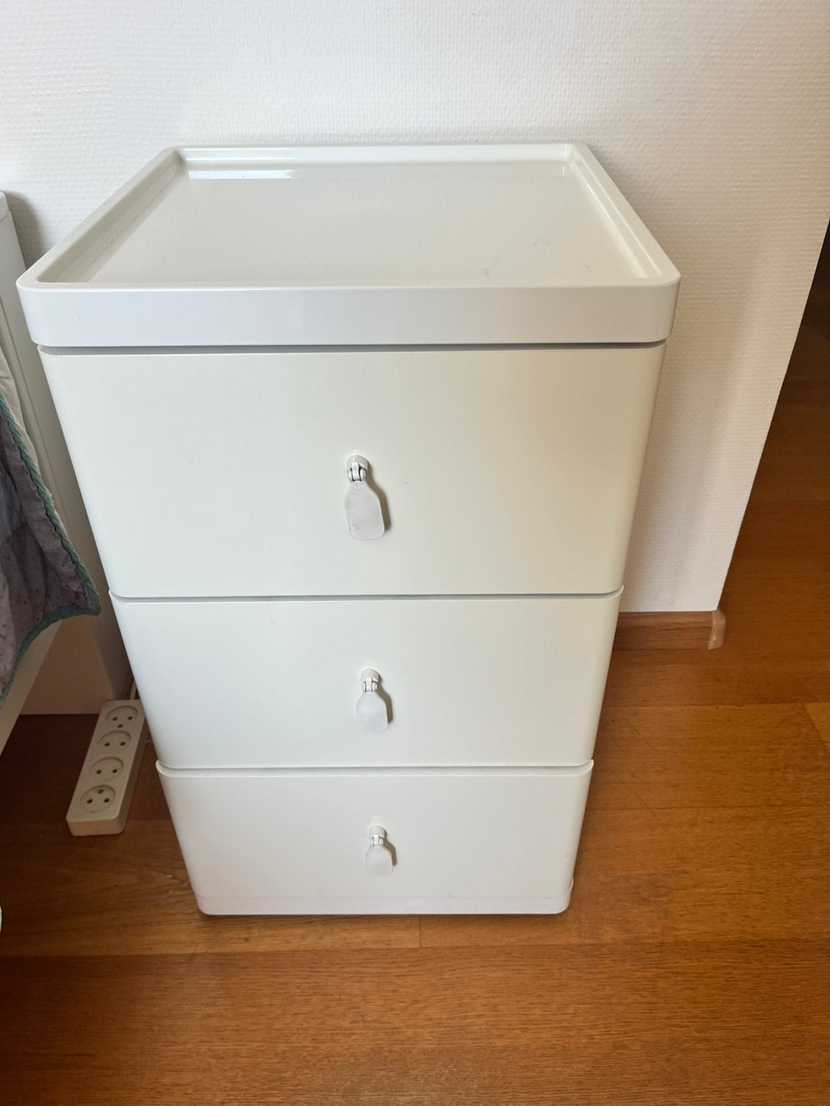 2 witte Ikea nachtkasten elk met 3 lades, Huis en Inrichting, Slaapkamer | Nachtkastjes, Ophalen, Zo goed als nieuw, Overige materialen