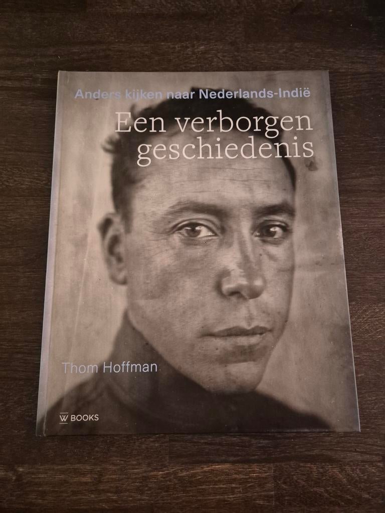 Nederlands-Indië: Een verborgen geschiede, 20e eeuw of later, Thom Hoffman, Ophalen of Verzenden, Zo goed als nieuw