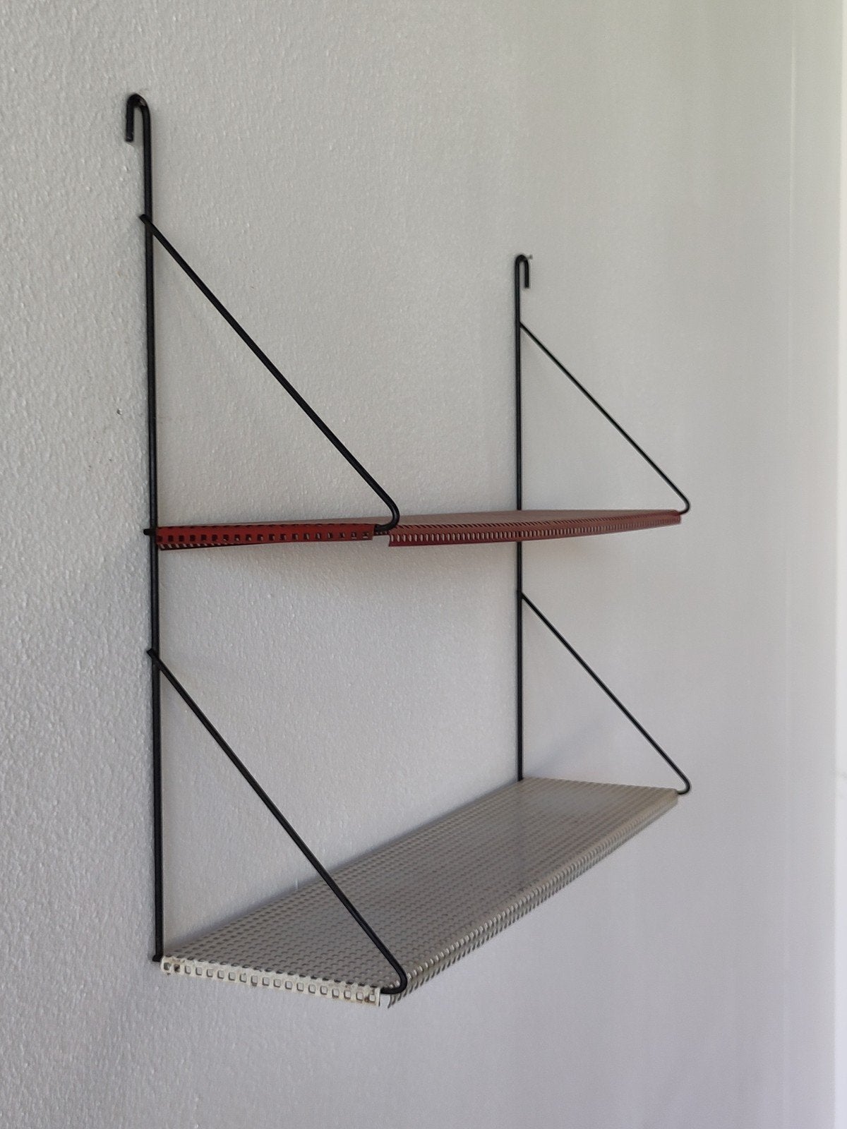 Vintage Metalen Pilastro Wandrekje Metaal Geperforeerd, Huis en Inrichting, Woonaccessoires | Wandplanken en Boekenplanken, Gebruikt