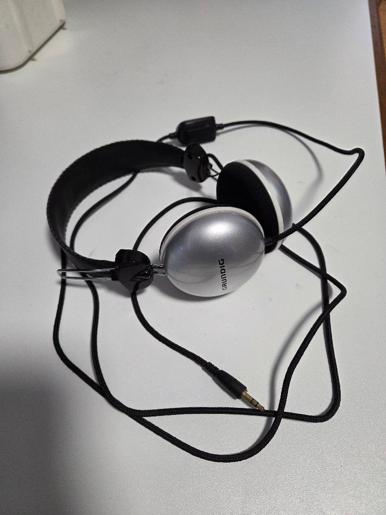 grundig koptelefoon met kabel en geluidsterkteregelaar, Ophalen of Verzenden, Zo goed als nieuw, Over-ear, Overige merken
