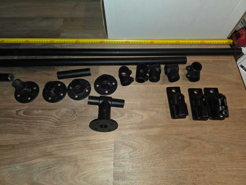 Zwarte steigerbuizen en koppelingen (28mm) voor kledingkast, Ophalen of Verzenden, Gebruikt, Metaal