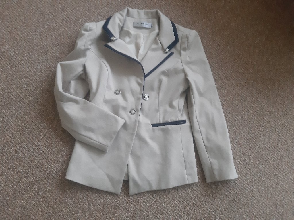 prachtig beige jasje met blauwe bies maat 40, Beige, Zo goed als nieuw, Jasje, Ophalen