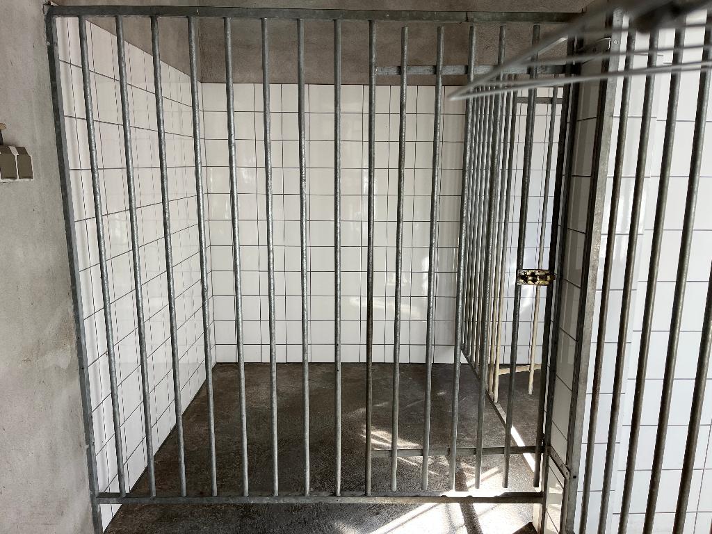 Te koop rek met deur voor kennel, Ophalen, Gebruikt