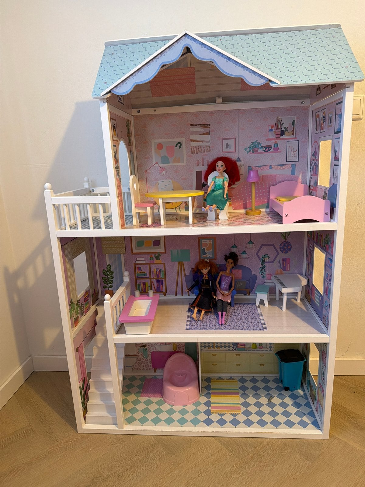 Groot houten poppenhuis met meubels en poppen, Ophalen, Zo goed als nieuw, Poppenhuis