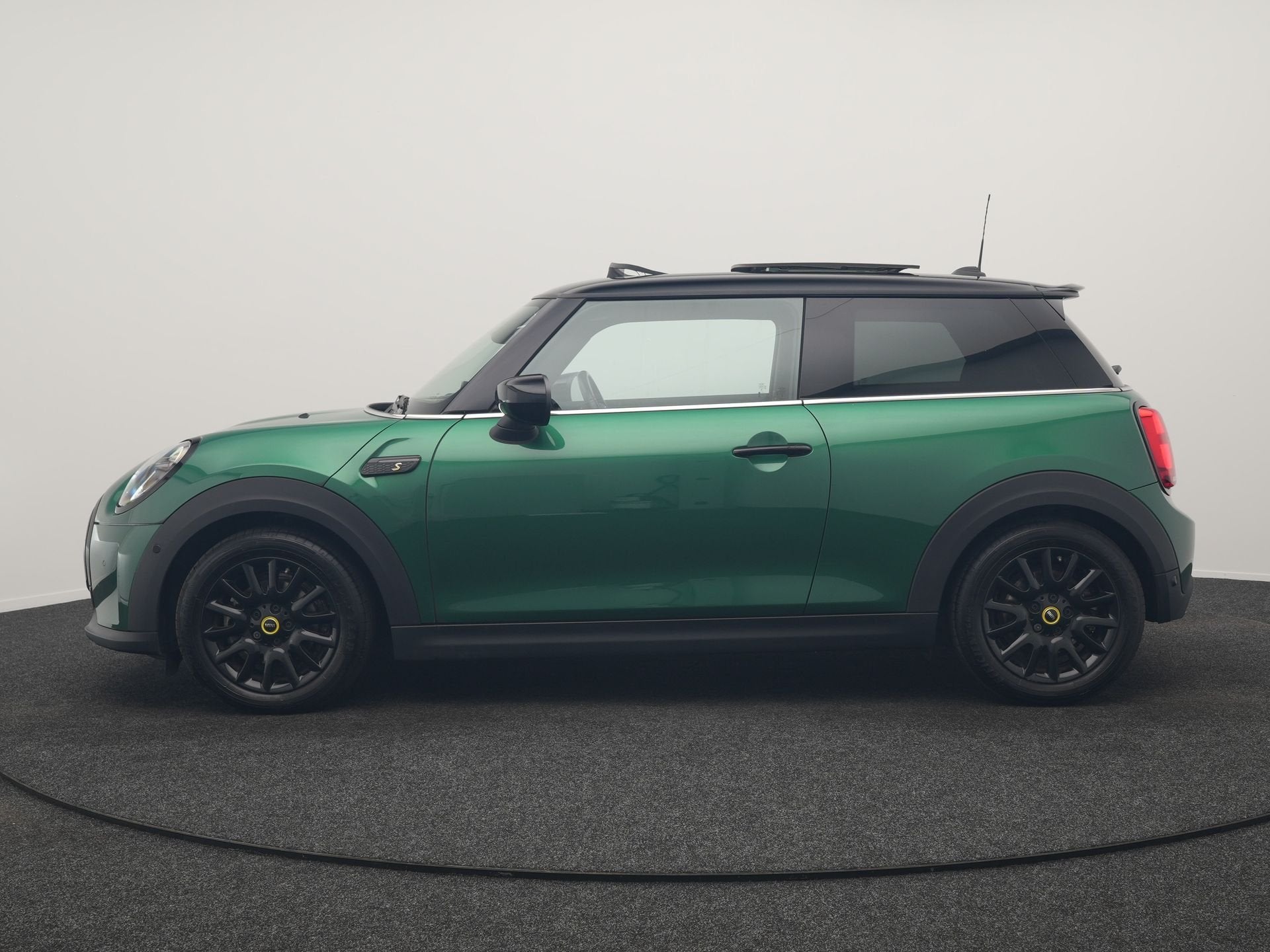 MINI Electric Cooper SE 33 kWh 184pk Dealer O.H | Panodak |, Dealer onderhouden, Stof, Gebruikt, 4 stoelen