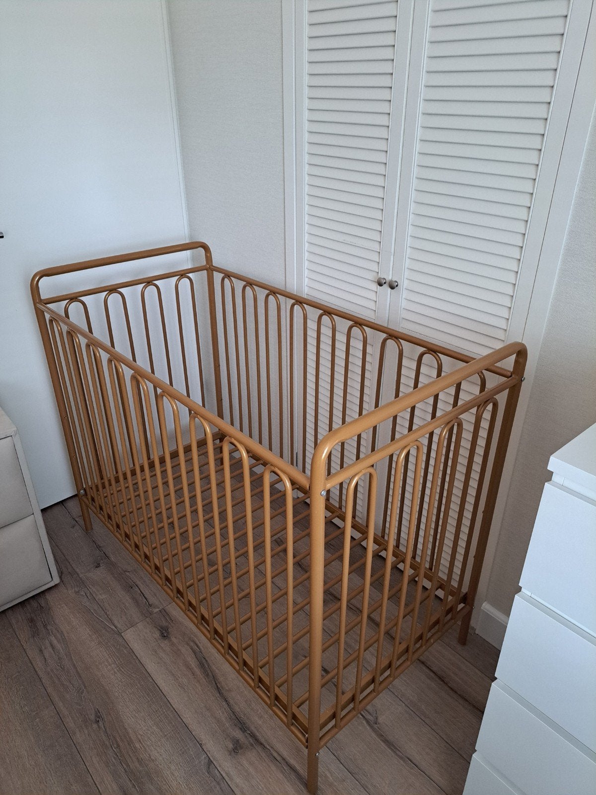 Goudkleurig metalen ledikant met Aerosleep matras TE KOOP!, Kinderen en Baby's, Ophalen, Zo goed als nieuw, Ledikant