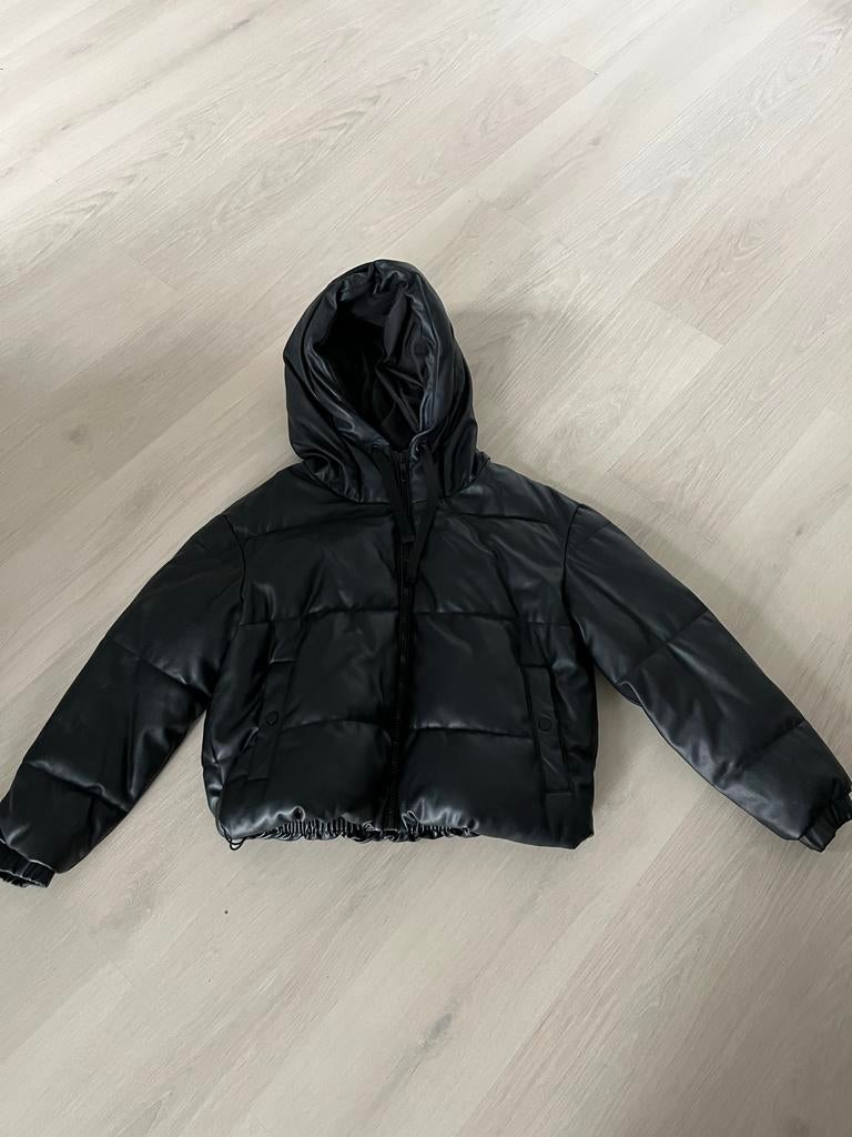 Zwarte puffer jacket met capuchon, Ophalen of Verzenden, Zo goed als nieuw, Maat 38/40 (M), Zwart