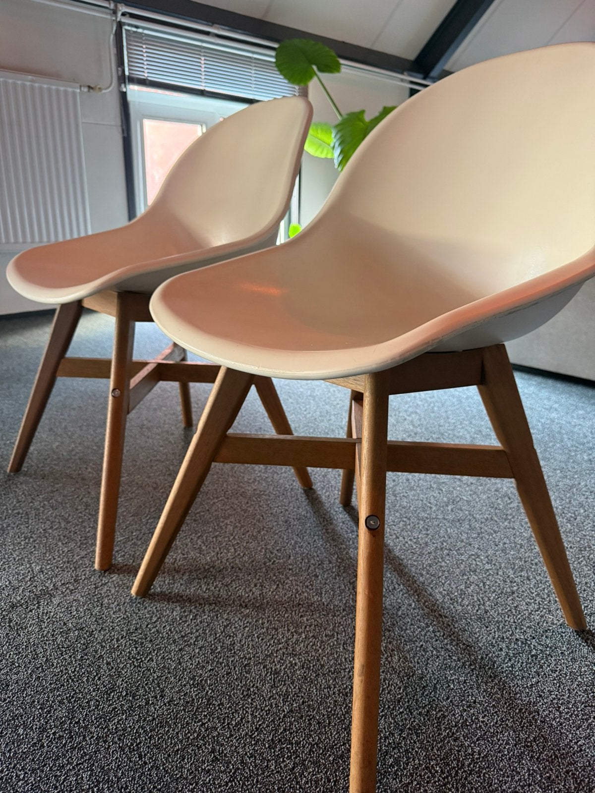 2 IKEA FANBYN eetkamerstoelen wit met houten poten, Ophalen, Kunststof, Gebruikt, Twee