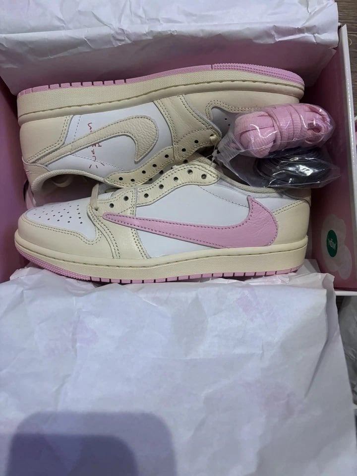 Nike Travis Scott Jordan 1 Low OG SP 'Pink', Kleding | Dames, Schoenen, Ophalen of Verzenden, Nieuw, Roze, Sneakers of Gympen