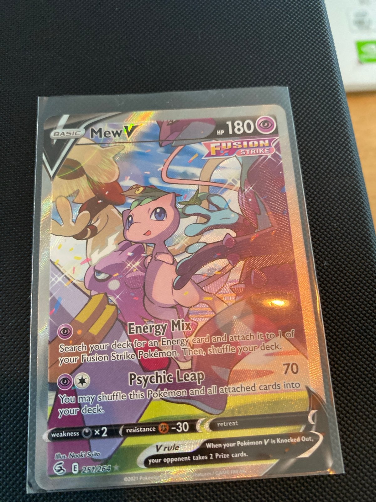 Mew V Fusion Strike Pokémon Kaart 251/264, Ophalen of Verzenden, Zo goed als nieuw, Losse kaart, Foil