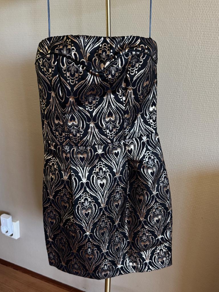 Naf Naf feestjurk black & gold, Kleding | Dames, Jurken, Zwart, Ophalen of Verzenden, Maat 34 (XS) of kleiner, Naf Naf