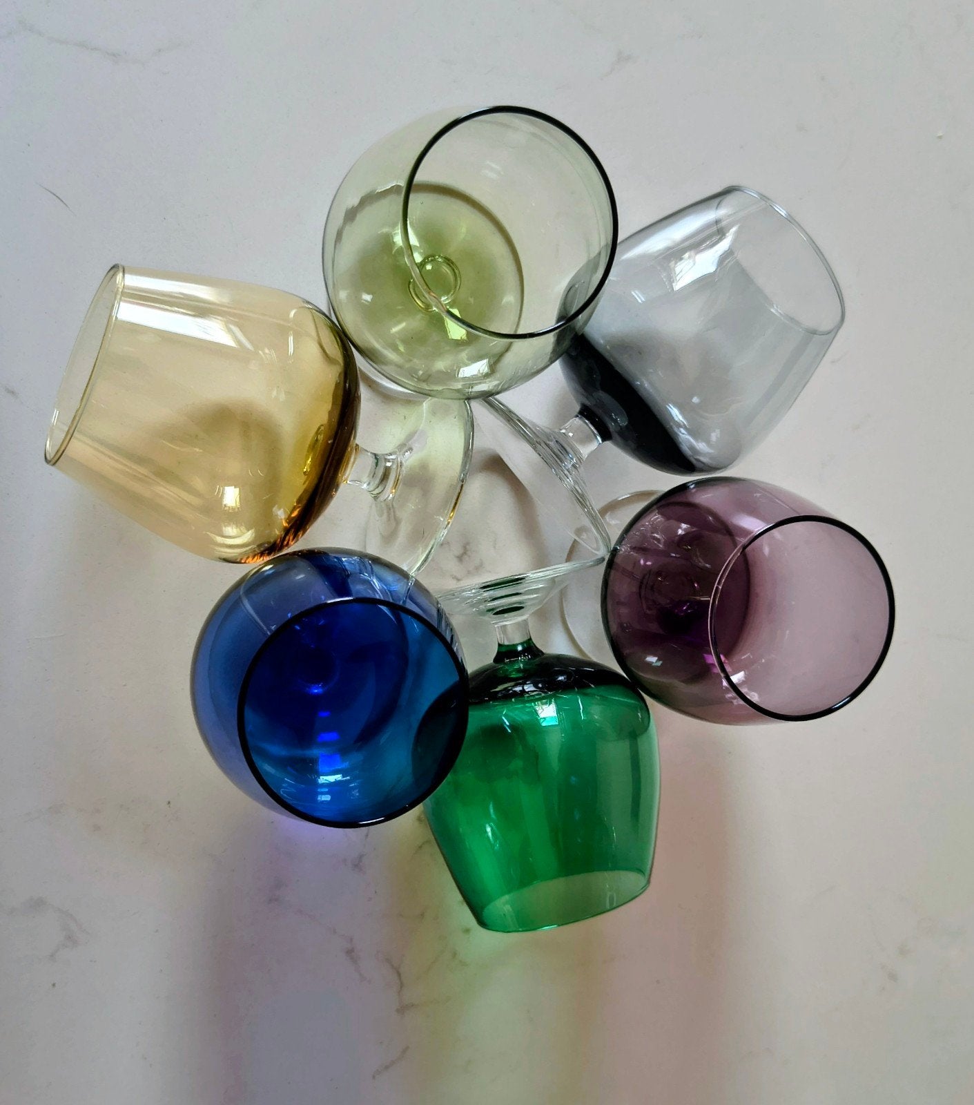 Set van 6 gekleurde cognacglazen, Verzamelen, Glas en Borrelglaasjes, Ophalen of Verzenden, Zo goed als nieuw, Borrel- of Shotglas