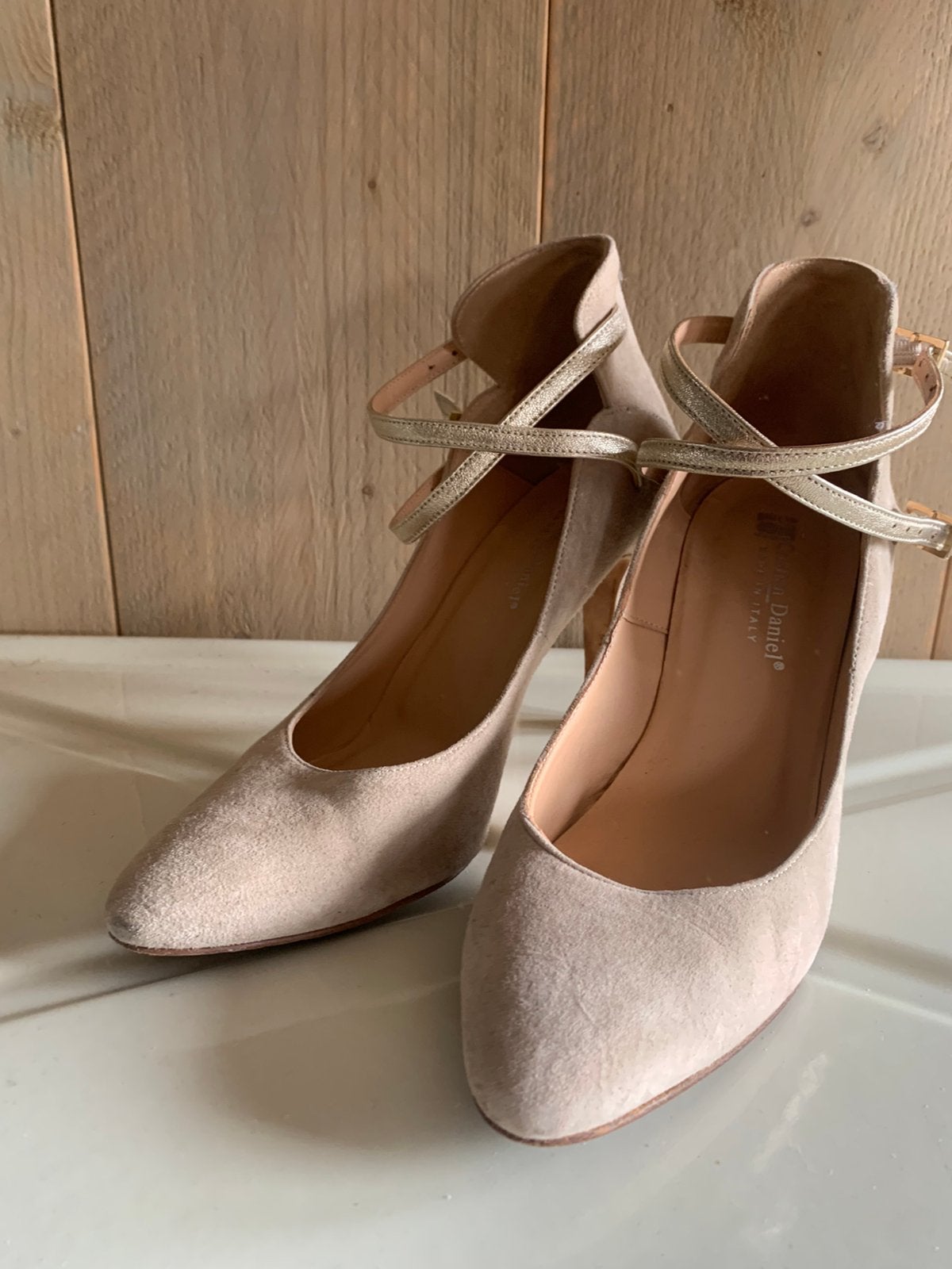 Prachtige beige suede pumps met goudkleurige bandjes, Pumps, Beige, Ophalen of Verzenden, Gedragen