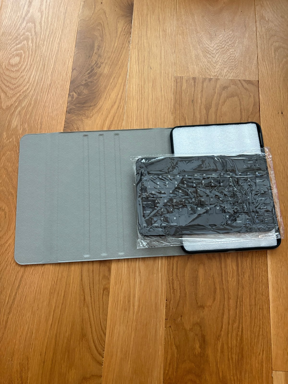 BTH Products Toetsenbord met hoes - Nieuw, Ophalen of Verzenden, Qwerty, Nieuw, Draadloos