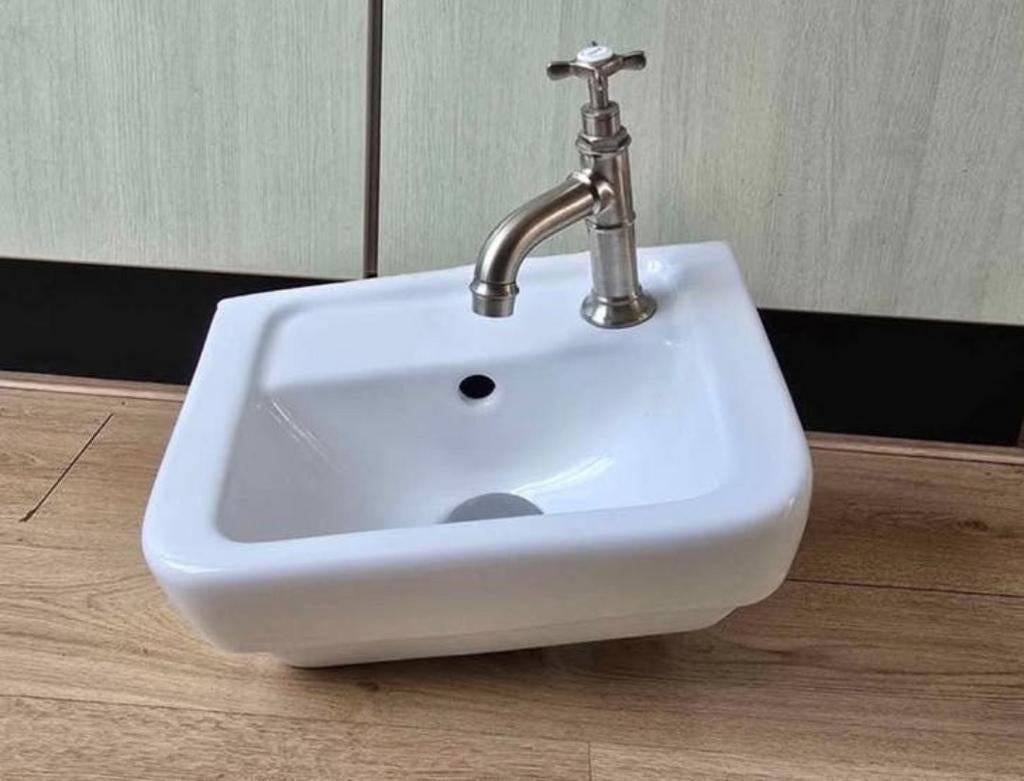 Wc wastafel met mooie kraan van Villeroy & Boch, Doe-het-zelf en Verbouw, Sanitair, Ophalen, Gebruikt, Wastafel