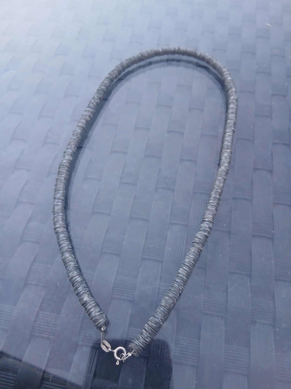 Stijlvolle ketting met grijze kralen en zilveren sluiting, Sieraden, Tassen en Uiterlijk, Kettingen, Verzenden, Gebruikt, Grijs