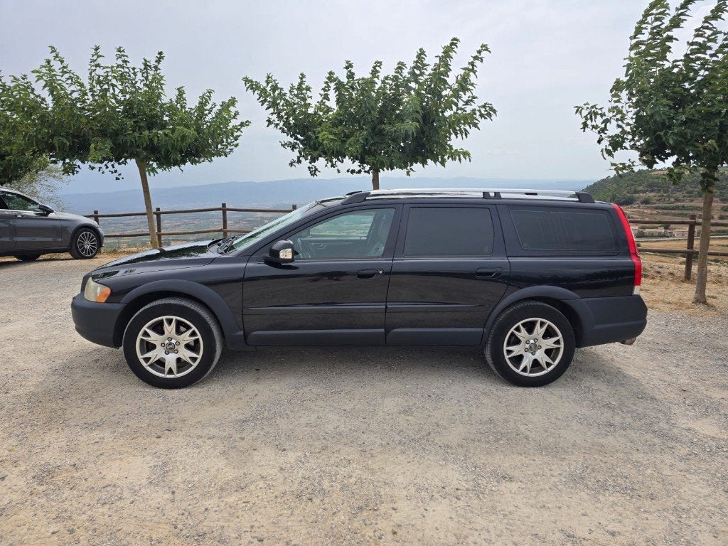 Volvo XC70 2.4 D5 AWD Geartronic 2007 Zwart, Auto's, Automaat, Dealer onderhouden, 1694 kg, 197 €/maand