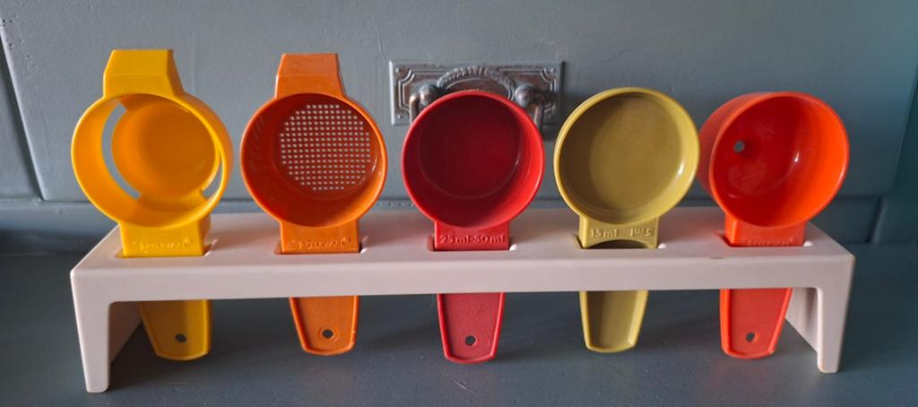 Retro Vintage Tupperware keukenhulpjes Set met Houder, Huis en Inrichting, Keuken | Tupperware, Ophalen of Verzenden, Gebruikt