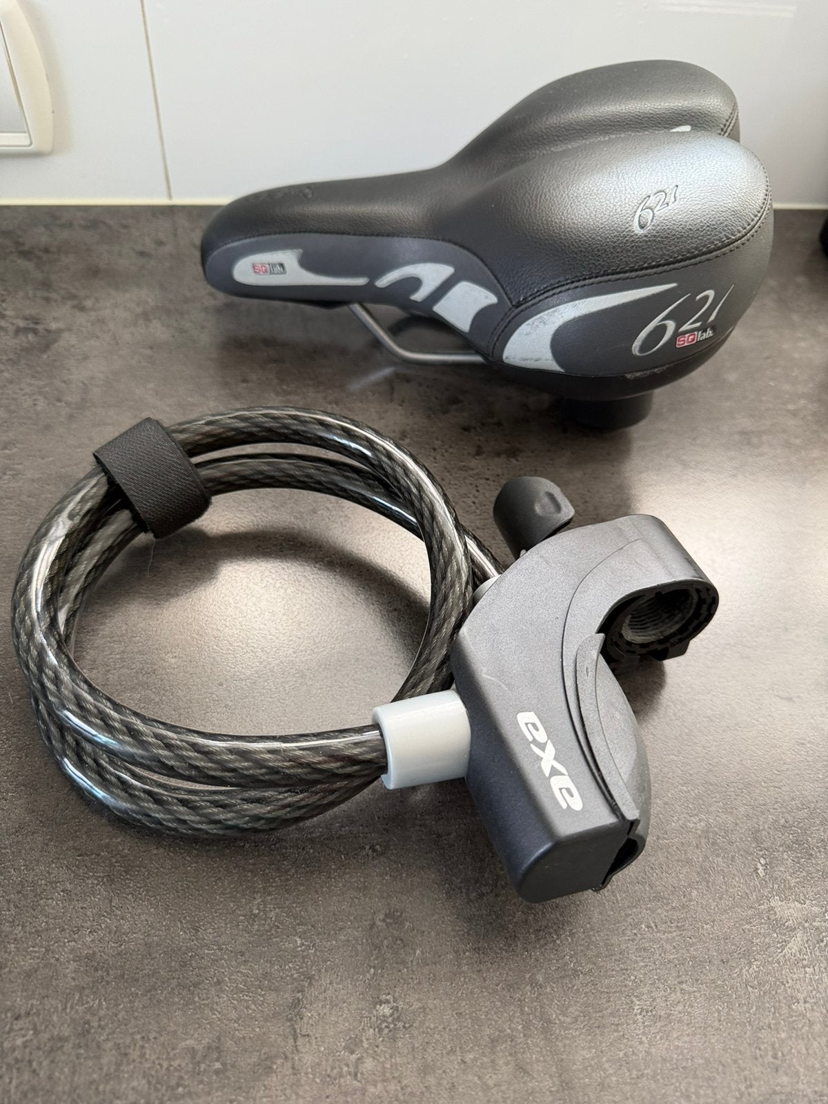 Te koop axa kabel slot met frame beugel, Ophalen of Verzenden, Zo goed als nieuw, Ringslot