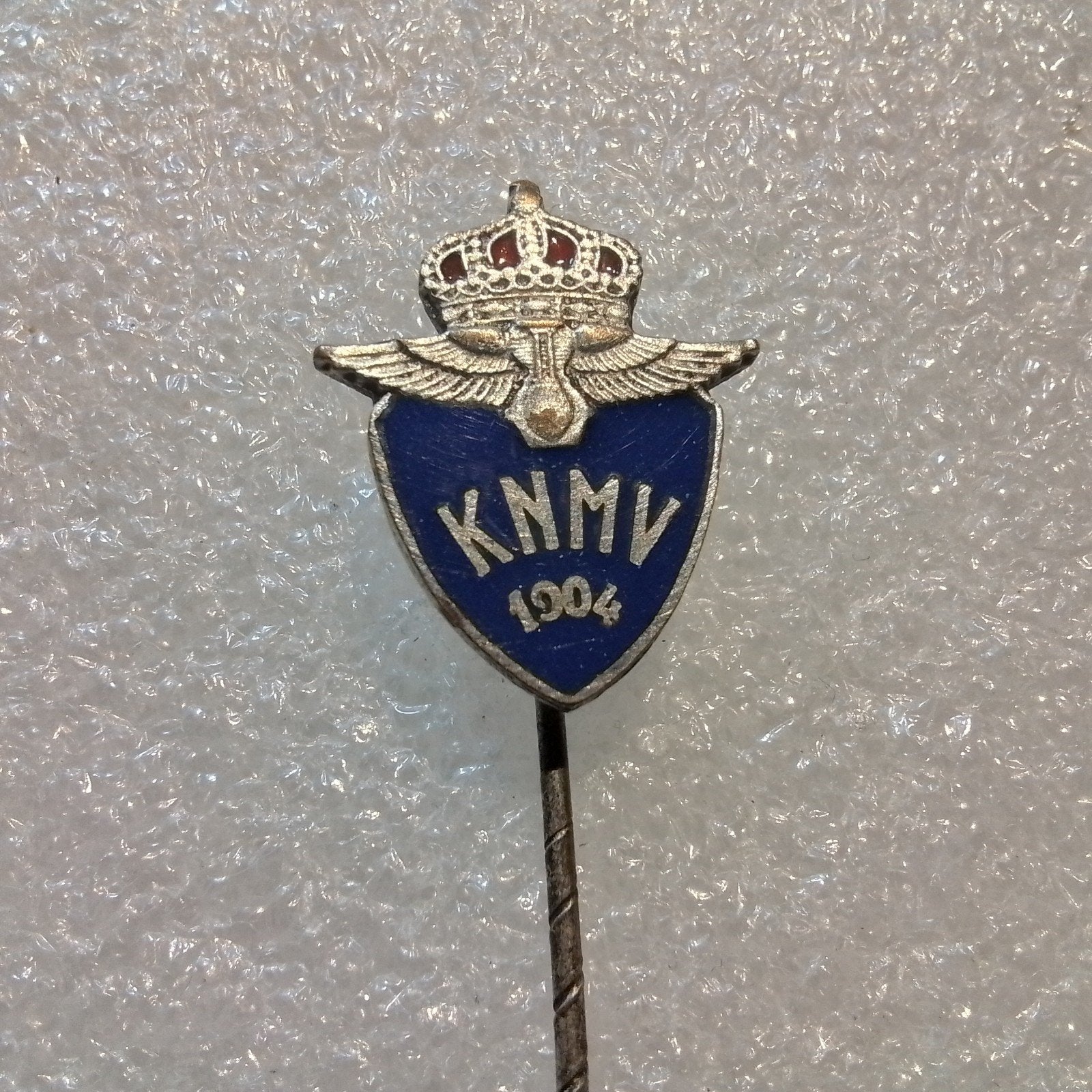 K.N.M.V. 1904,  geëmailleerd en gemerkt.Klein exemplaar, Ophalen of Verzenden, Gebruikt, Sport, Speldje of Pin
