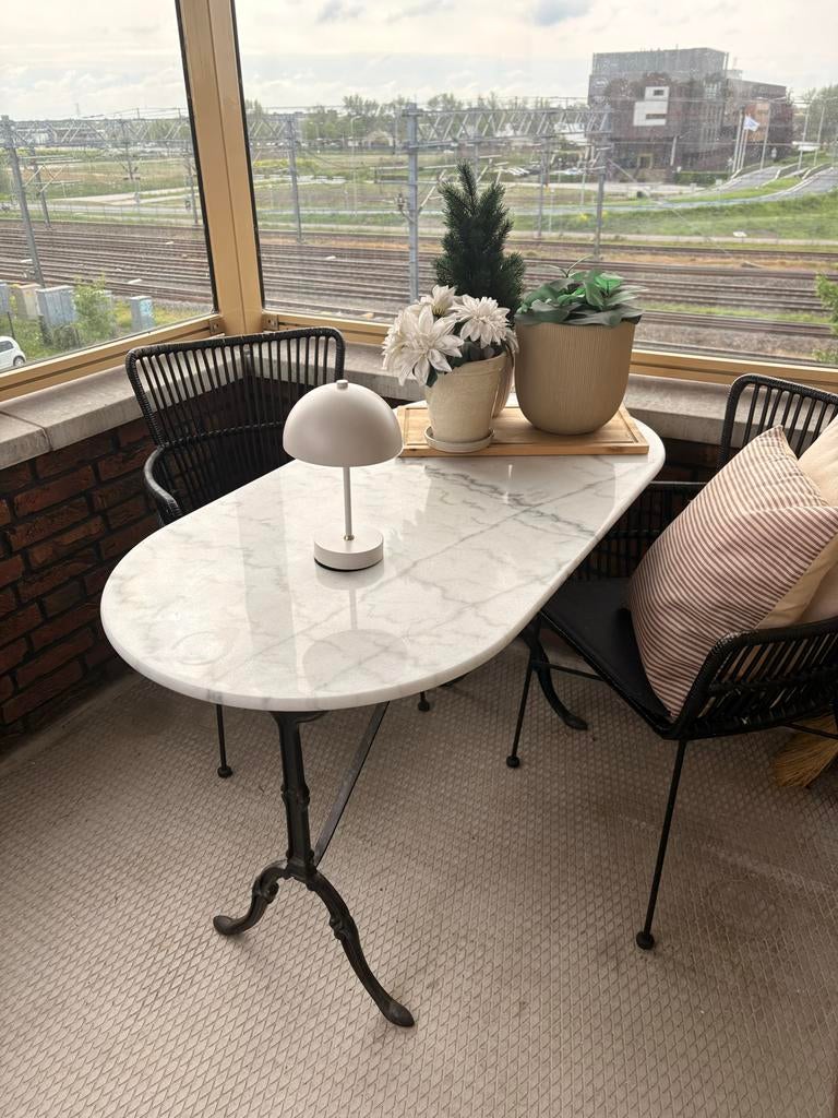 Marmeren bistrotafel en stoelen met smeedijzeren onderstel, 100 tot 150 cm, Tot twee personen, Zo goed als nieuw, Metaal