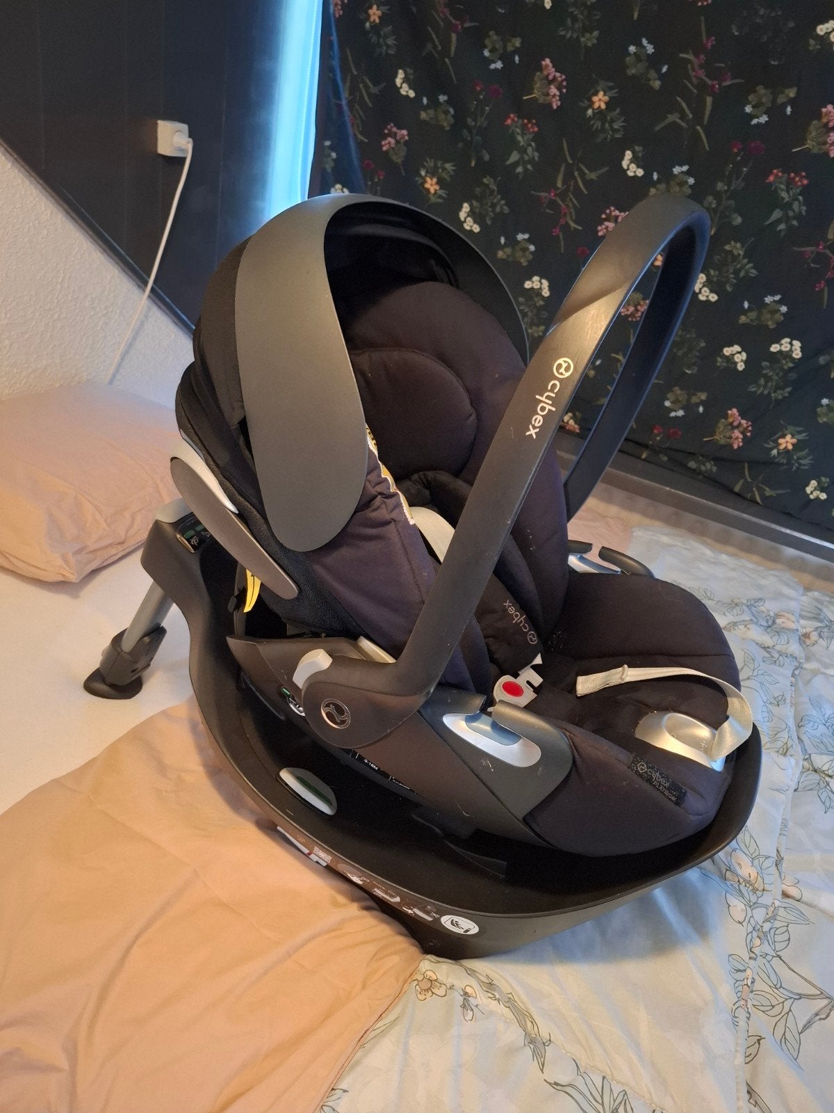 babystoel en cybex base, Zo goed als nieuw, Isofix, 0 t/m 13 kg, Ophalen