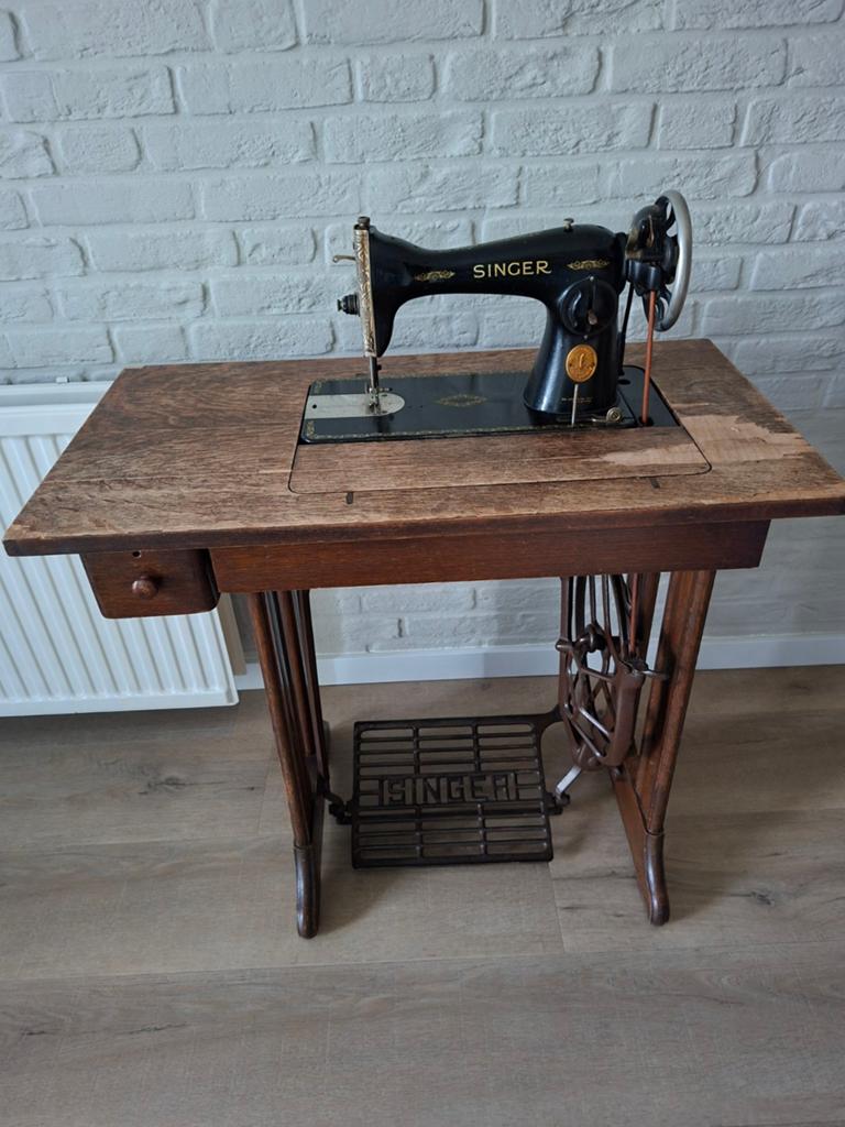 Antieke singer naaimachine met onderstel, Ophalen