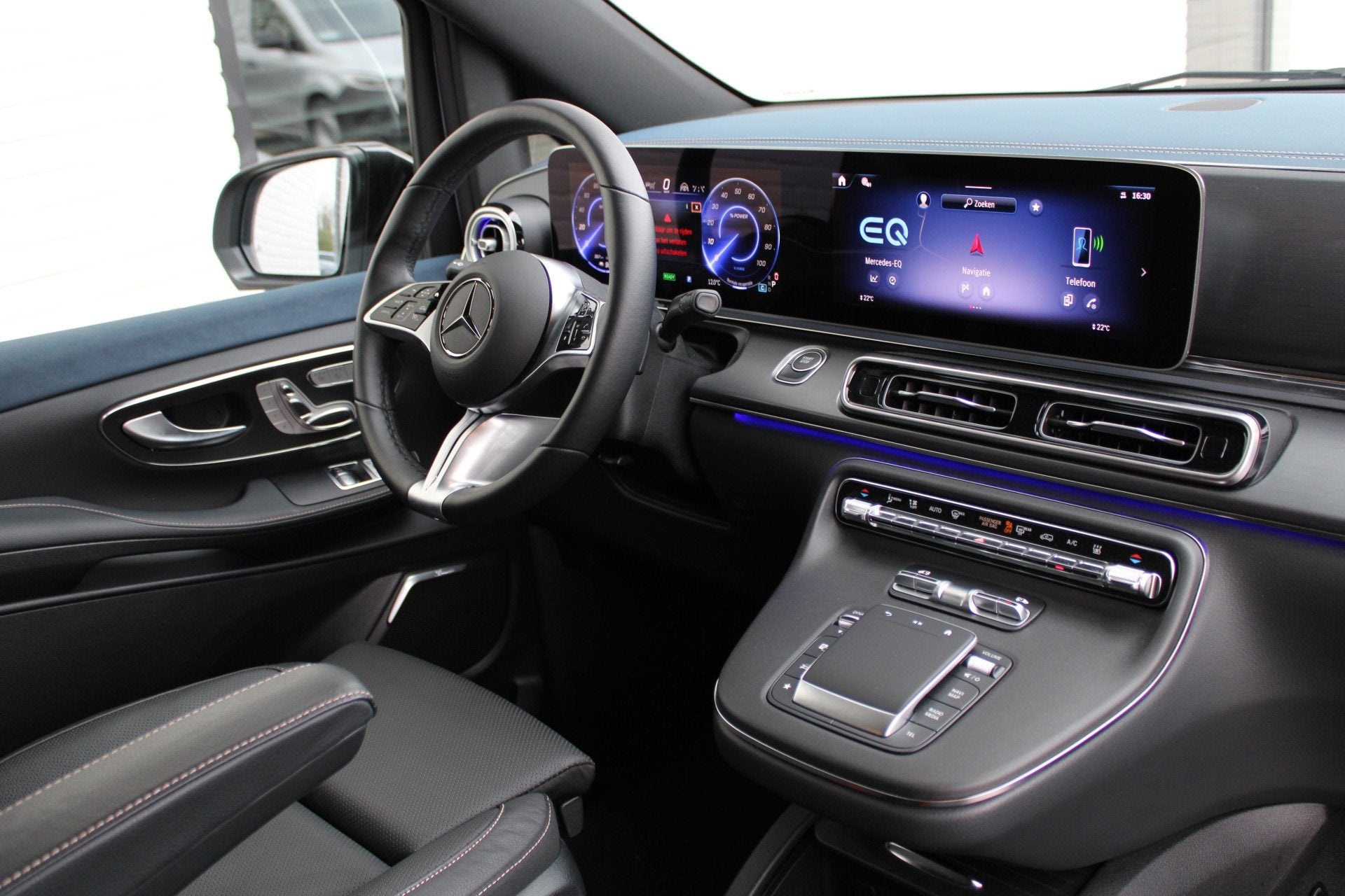 Mercedes-Benz EQV 300 L2 / AMG / New Model / Luchtvering / 7, Auto's, Dealer onderhouden, Gebruikt, Met garantie (alle), 2535 kg