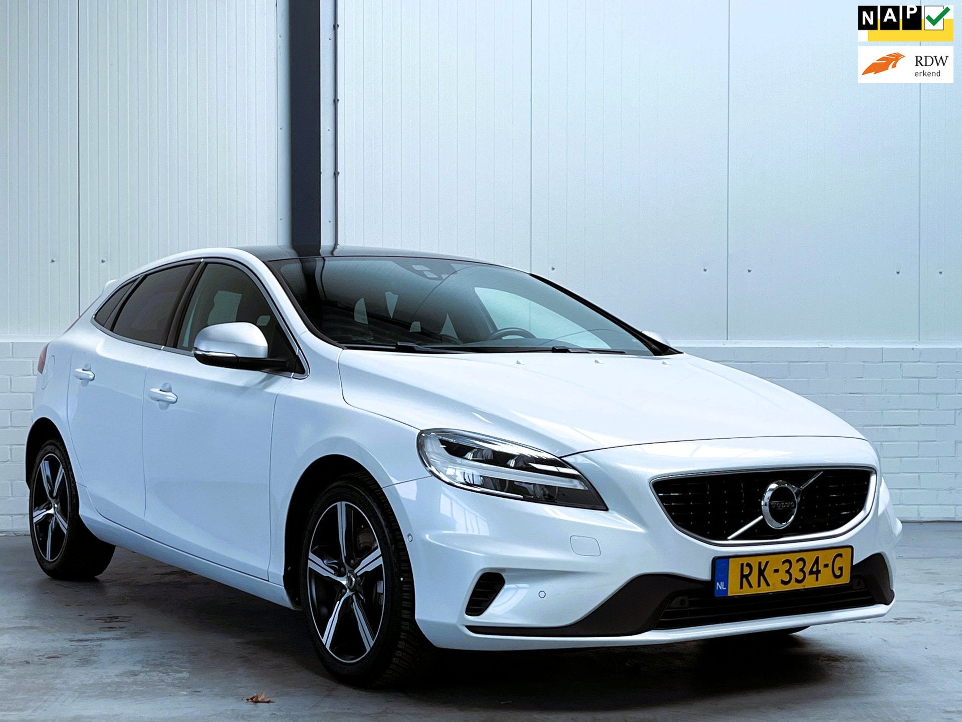 Volvo V40 2.0 T4 Business Sport R-Design|Trekhaak|Leder|Deal, Auto's, Gebruikt, Wit, Bedrijf, 1342 kg
