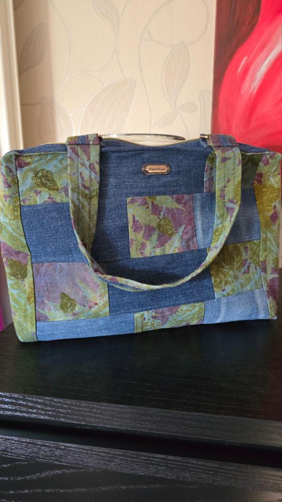 Tas van spijkerstof met handgeverft katoen., Ophalen of Verzenden, 30 cm of meer, Minder dan 35 cm