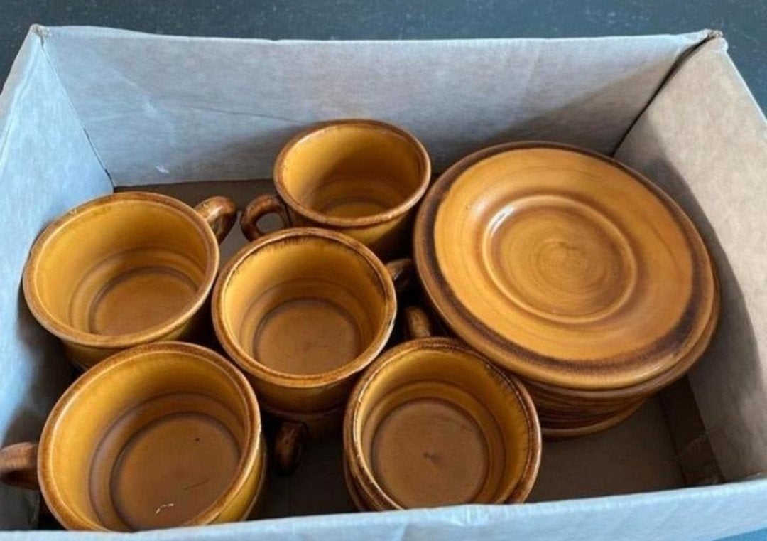 St. Clément okergeel keramieken servies uit 1973, Overige merken, Vintage, Ophalen of Verzenden, Zo goed als nieuw