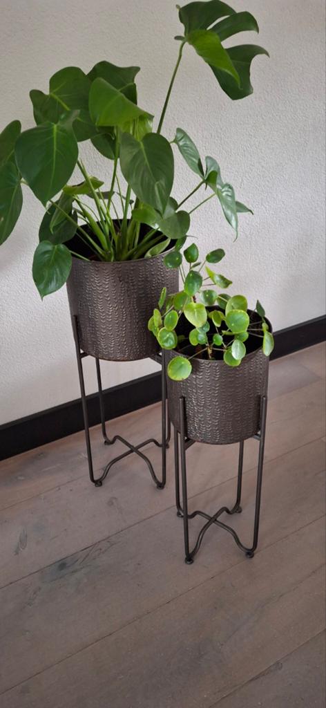 Set van 2 plantenbakken op pootjes - Modern design, Ophalen of Verzenden, Zo goed als nieuw, Bruin, Metaal