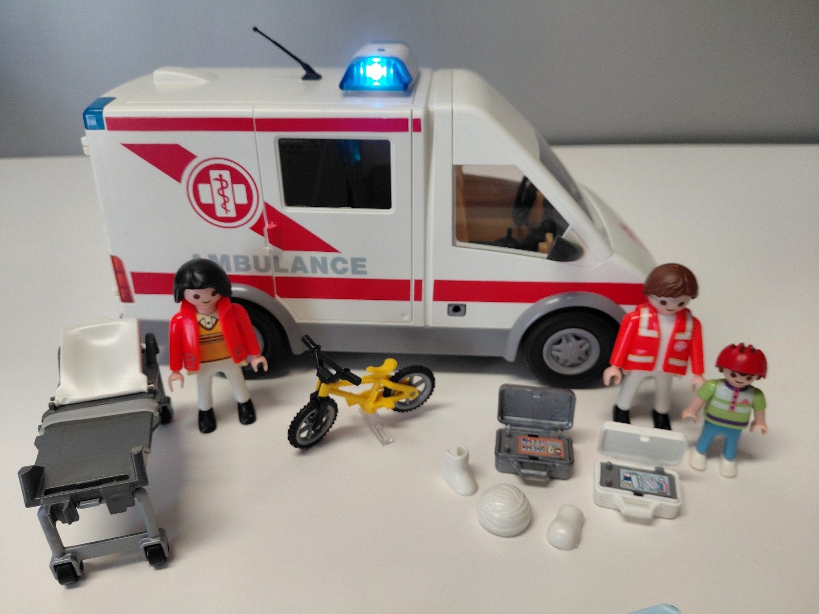 playmobil ambulance 4221, Ophalen of Verzenden, Zo goed als nieuw, Complete set, Voertuig