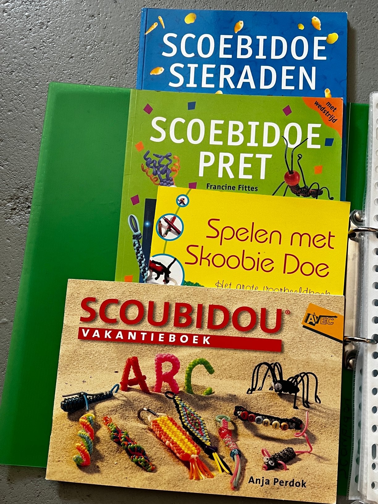 Scoubidoe boekjes en materiaal, Ophalen, Zo goed als nieuw