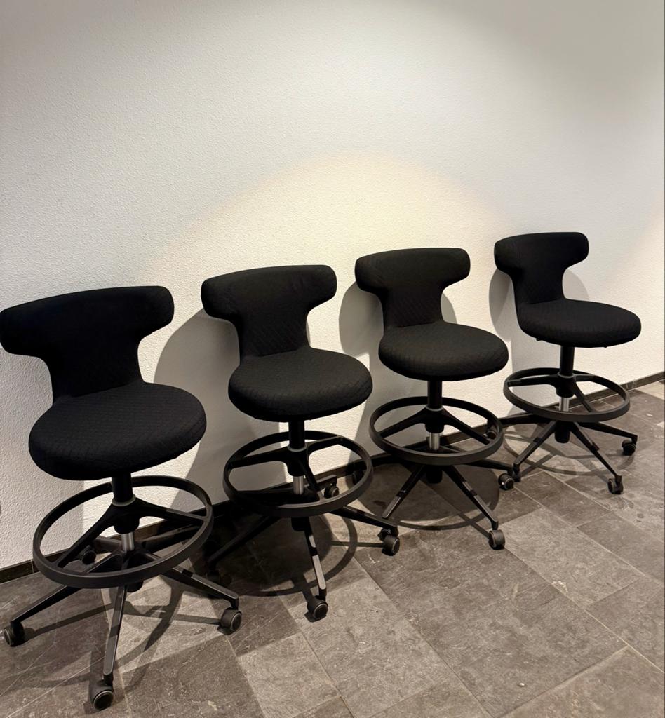 4x Vitra Pivot stoelen - Ergonomische hoge bureaustoelen, Ophalen, Zwart, Zo goed als nieuw, Vier