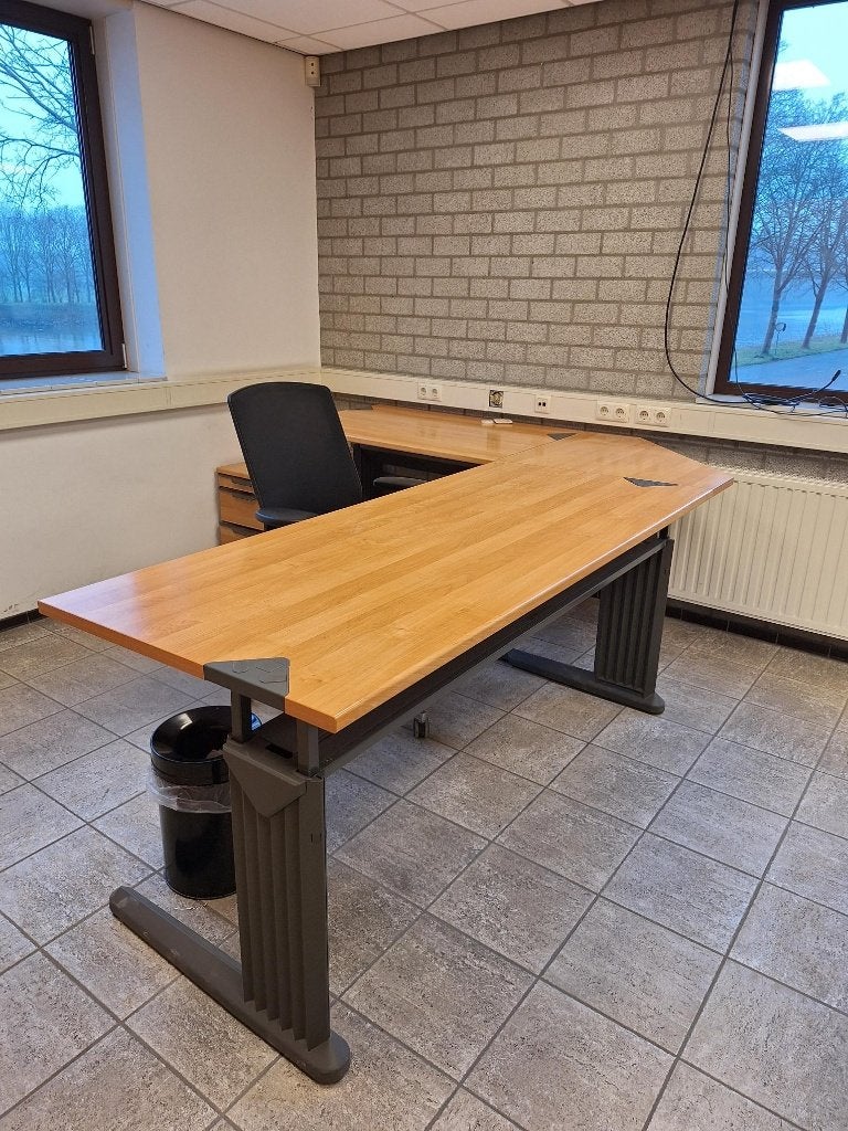 Diverse bureau's en stoelen, Ophalen, Gebruikt