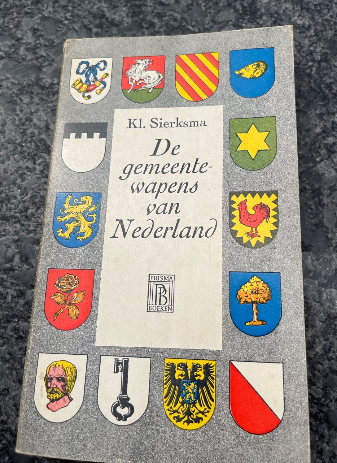 De gemeentewapens van Nederland - Kl. Sierksma (1962), Boeken, Ophalen of Verzenden, 20e eeuw of later, Gelezen
