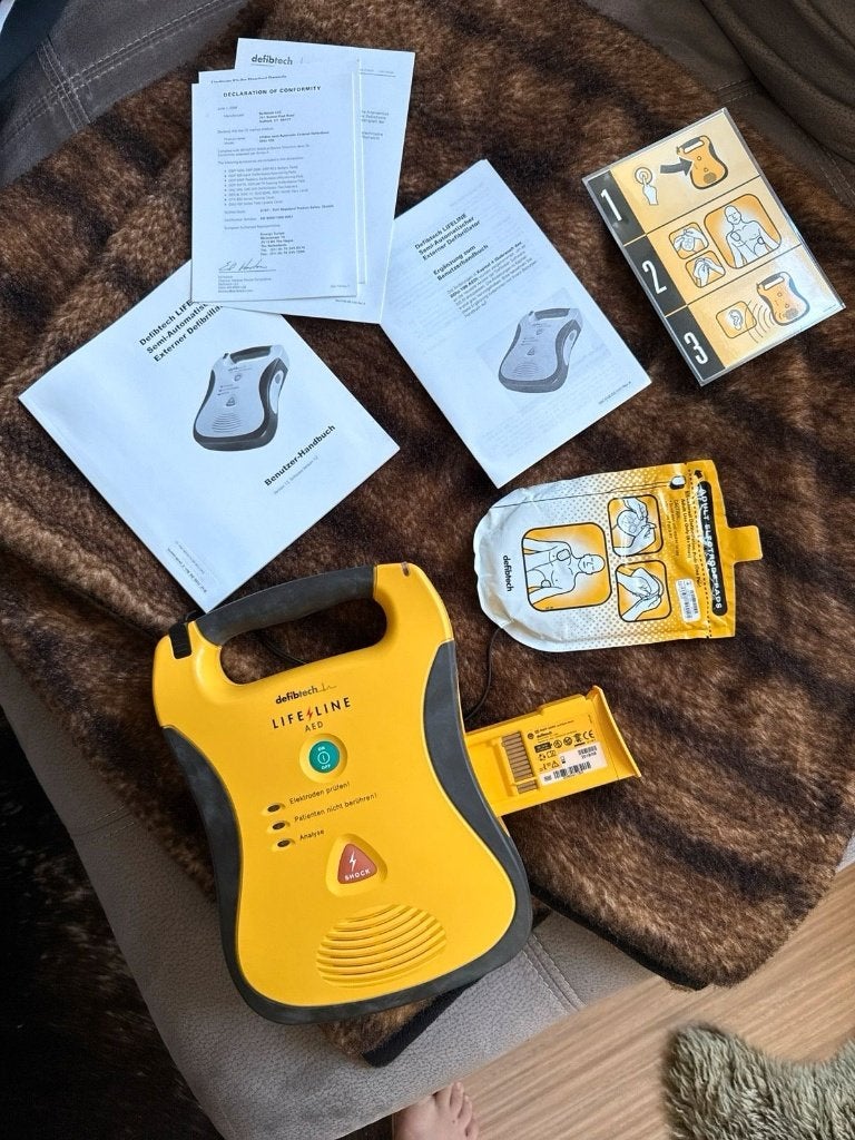 Defibtech Lifeline AED defibrillator met accessoires, Diversen, Ophalen of Verzenden, Zo goed als nieuw