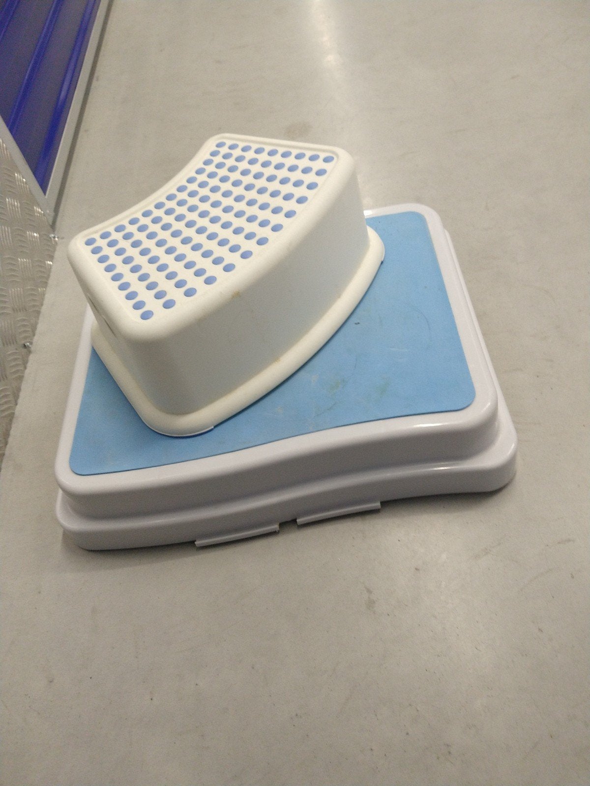 Antislip opstapje voor kinderen, wit/blauw, Ophalen of Verzenden, Zo goed als nieuw