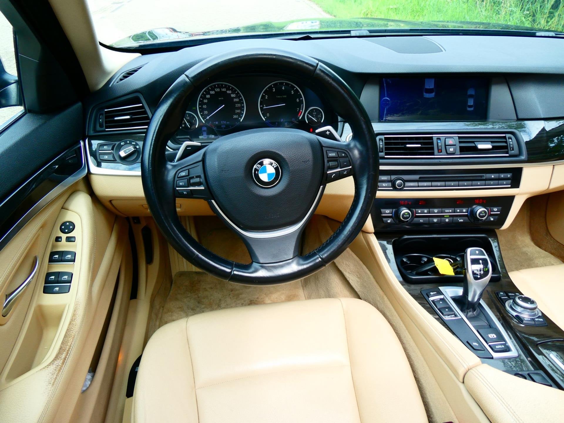 BMW 5-serie 520i High Exe 184pk Aut. Leder Navi Schuifdak Xe, Automaat, Gebruikt, Beige, 4 cilinders