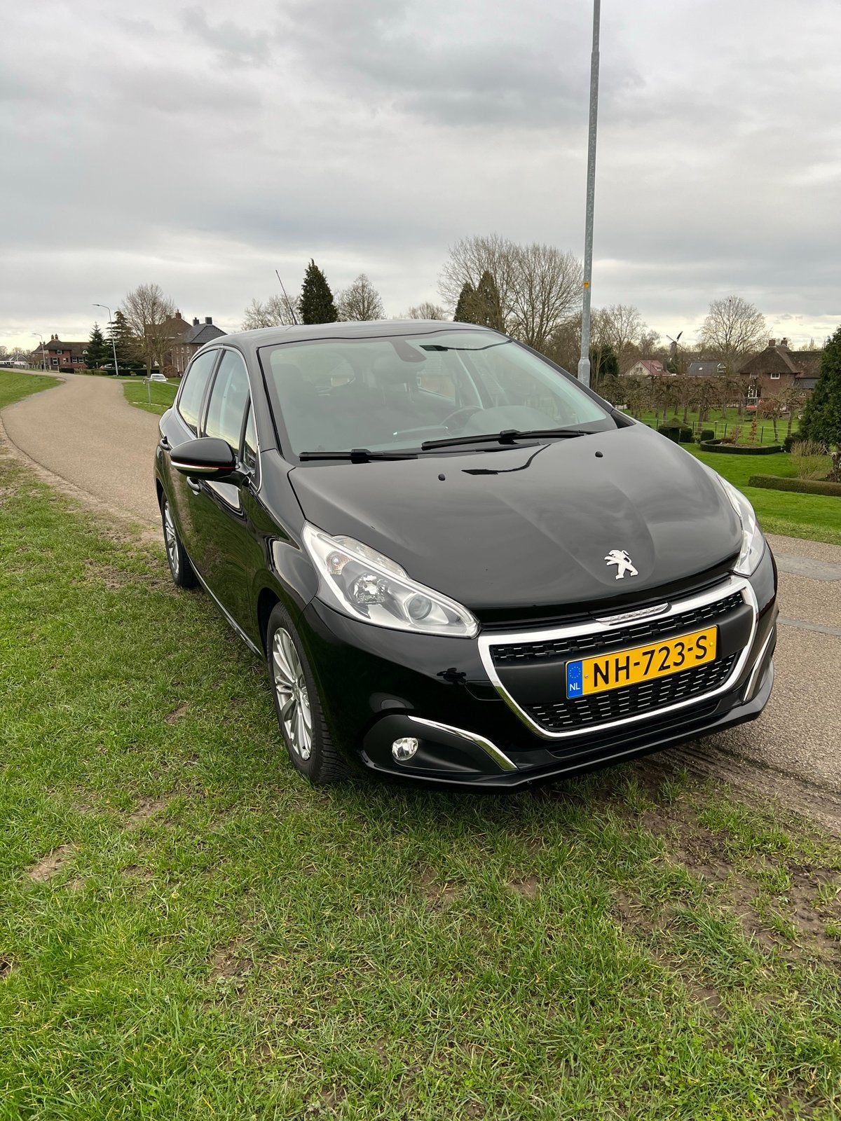 Peugeot 208 110PK Allure 5-D 2017, Voorwielaandrijving, 40 €/maand, Zwart, Origineel Nederlands