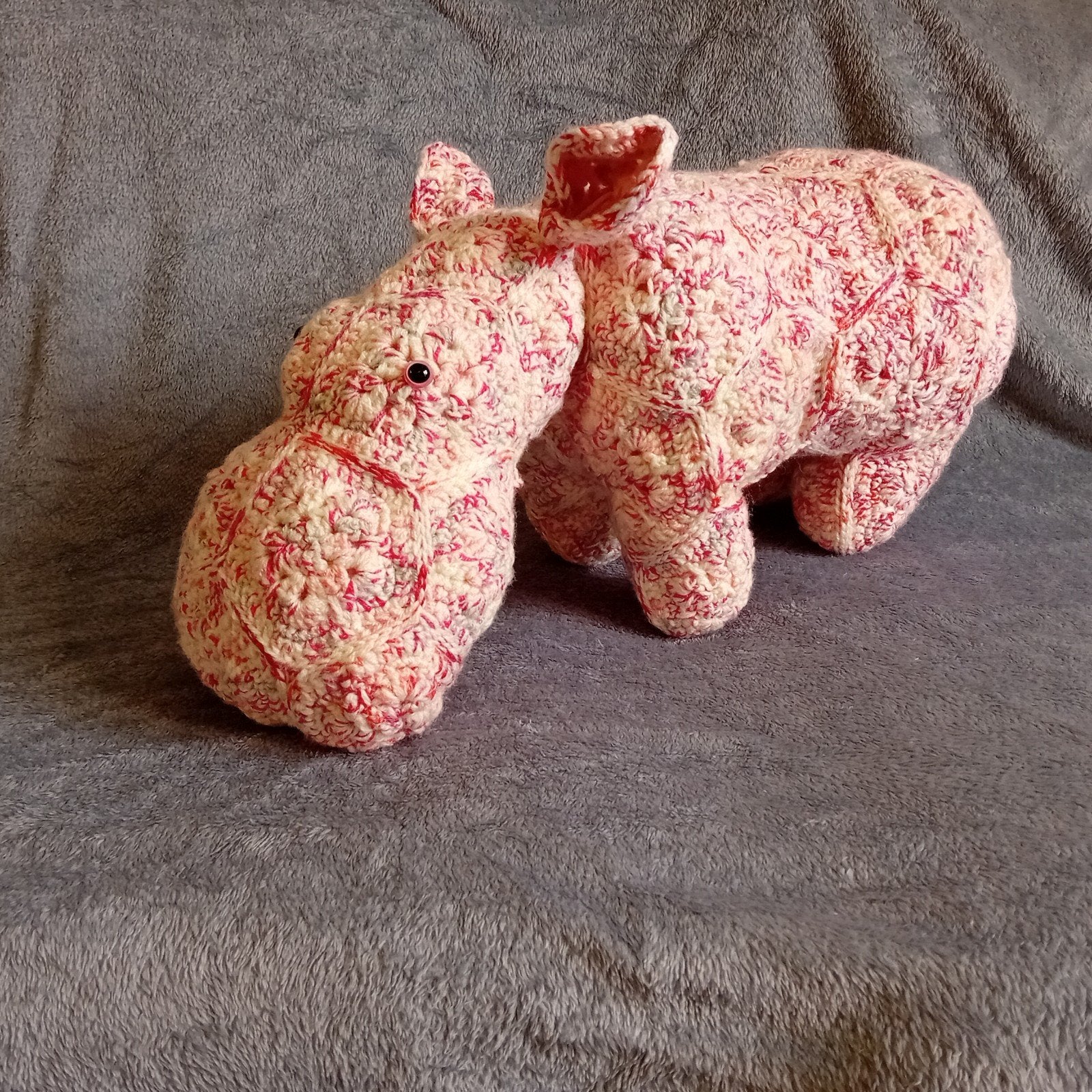 Gehaakte African Flower Nijlpaard knuffel beige rood roze, Gebruikt, Handgemaakt, Overige typen, Ophalen of Verzenden