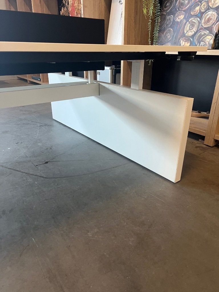 Foto 11 van Ahrend duo-bureau met slinger/kabelgoot 275€/st, 80st