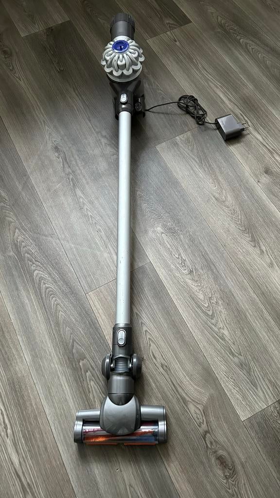 Dyson draadloze steelstofzuiger V6 met nieuwe accu en voet, Ophalen of Verzenden, Gebruikt, Reservoir