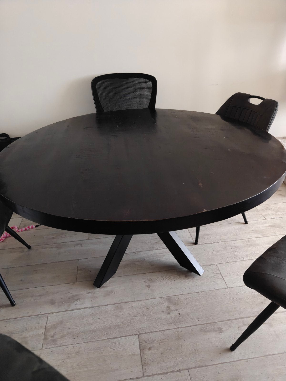 Ronde zwarte mangohouten tafel 150 cm met metalen kruispoot, Huis en Inrichting, Gebruikt, 150 tot 200 cm, Rond, Vijf personen of meer
