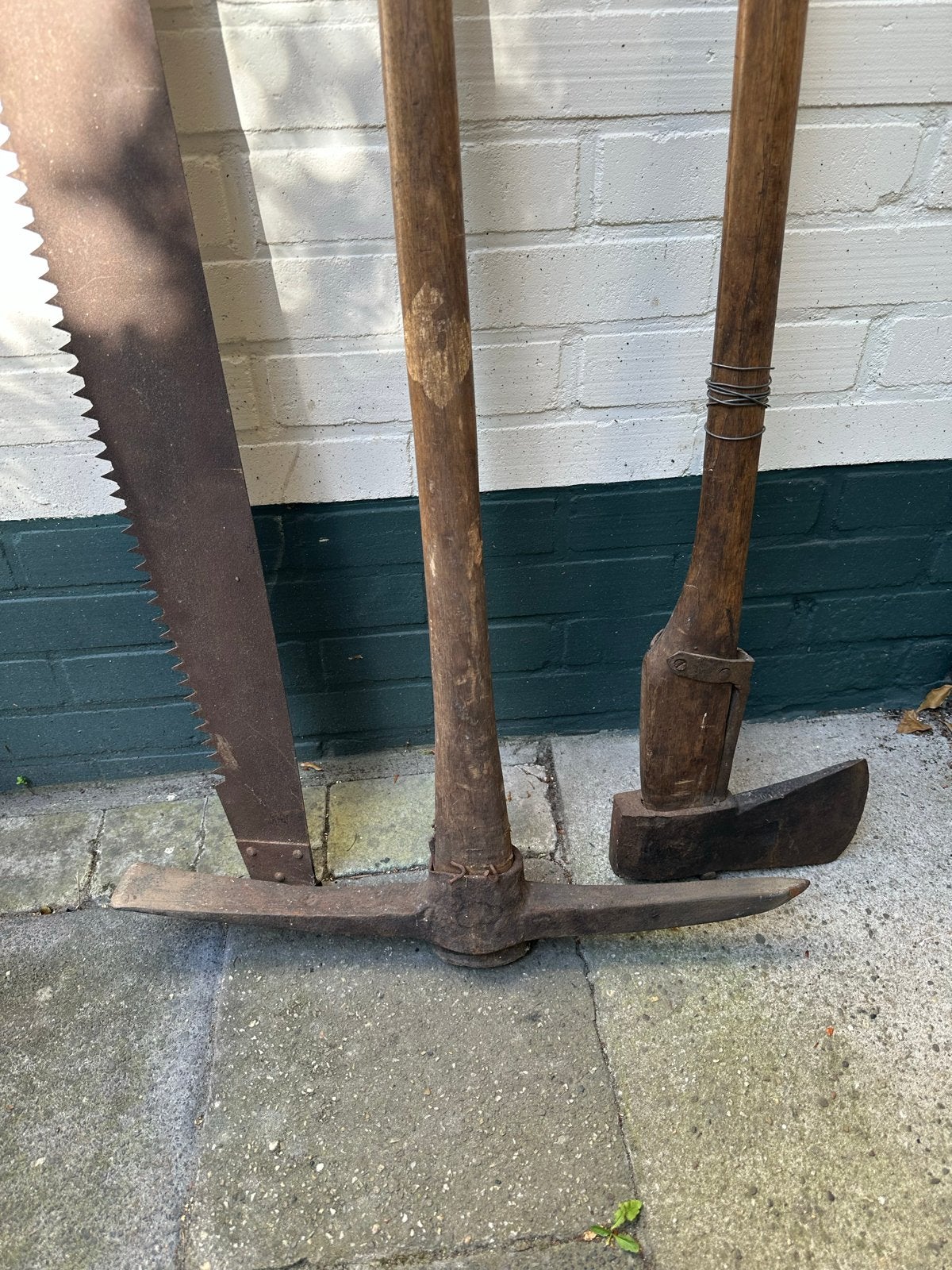 Oud antiek gereedschap: pikhouweel, bijl en bomenzaag, Antiek en Kunst, Antiek | Gereedschap en Instrumenten, Ophalen of Verzenden