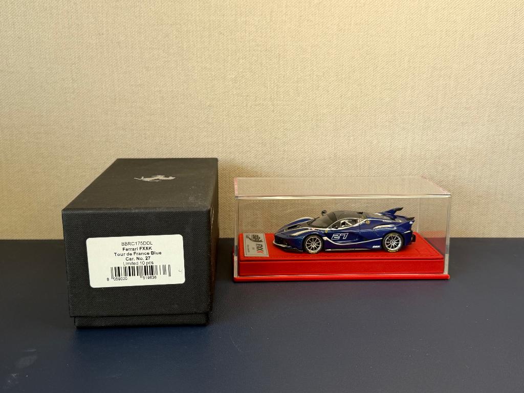 BBR Ferrari FXXK 1:43 Calsito models Blauw lederen voet, Hobby en Vrije tijd, Modelauto's | 1:43, Ophalen of Verzenden, Zo goed als nieuw
