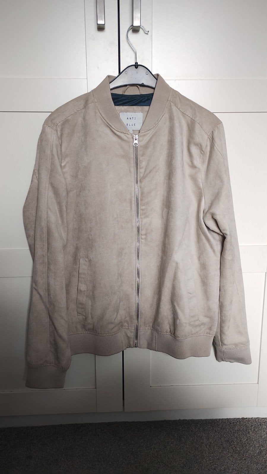 Anti Blue suède-look bomberjack - Maat L, Kleding | Heren, Ophalen of Verzenden, Maat 52/54 (L), Beige, Anti Blue
