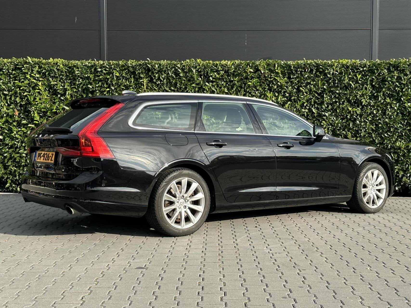 Volvo V90 2.0 T5 MOMENTUM NL AUTO, NAP,NAVI, LEDER, ECC-AIRC, 15 km/l, Euro 6, 1969 cc, Zwart